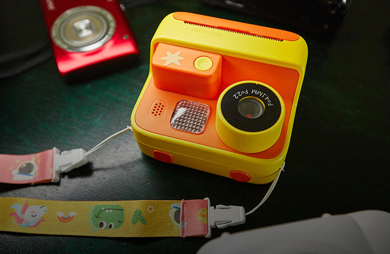 Брелок, который умеет снимать, и «чековый аппарат» — фотоколлекция без пафоса Виктории Афанасьевой