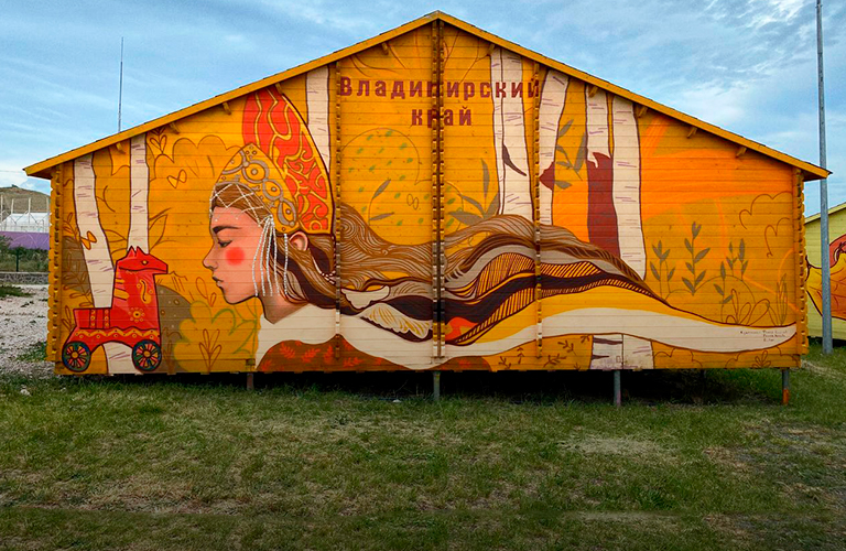 Арт-образ 33-го региона. Дом в Крыму с владимирским колоритом и мини-инсталляцией