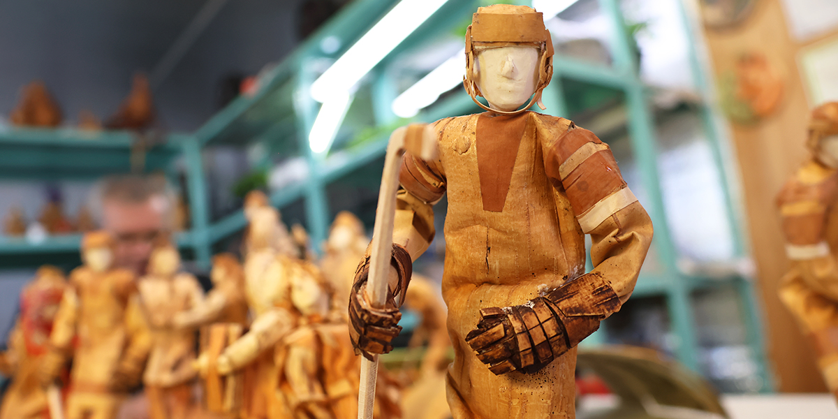 Хоккеист, офеня и водоноска из бересты: пластичные скульптуры мастера из Юрьева-Польского