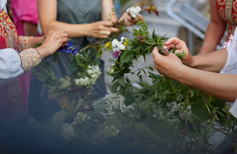 В праздник Ивана Купалы владимирцы плели венки, гадали и прыгали через крапиву