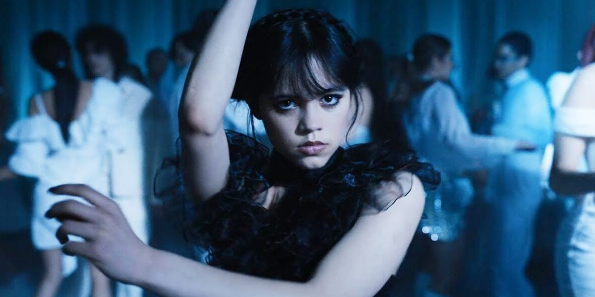 Жители Владимира повторили мрачный танец Уэнсдэй из нашумевшего сериала