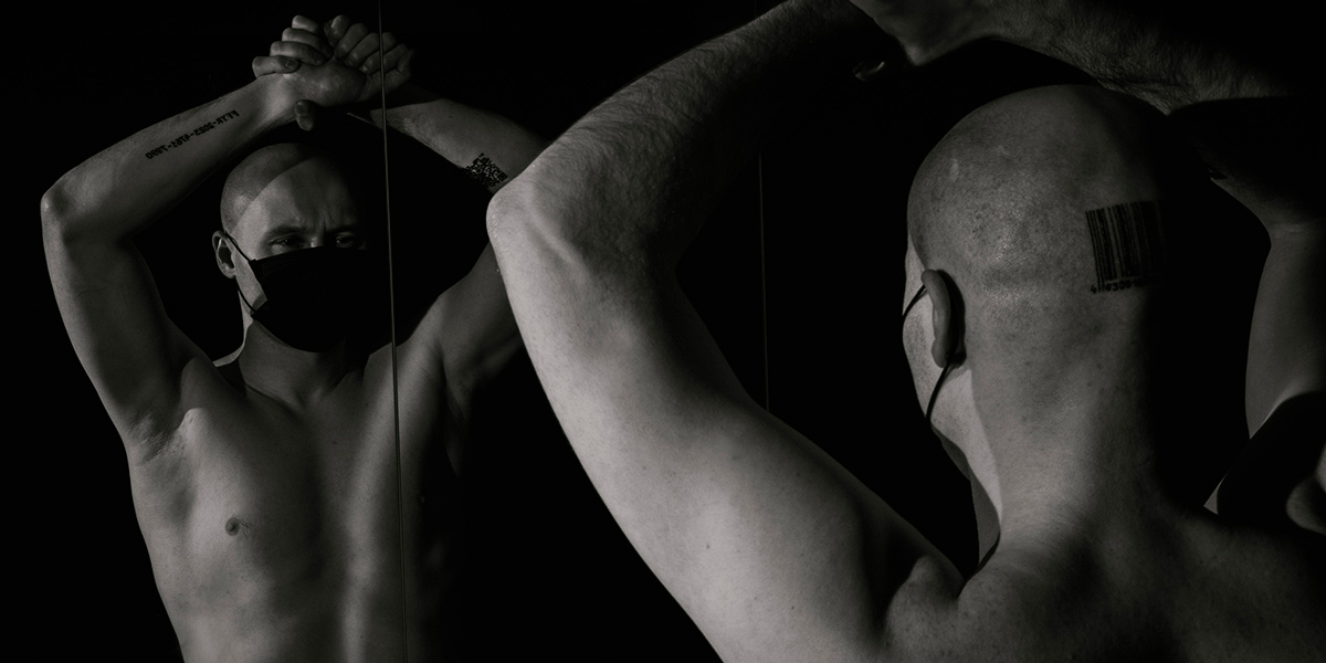 Владимирца чипировали и наделили персональным QR-кодом