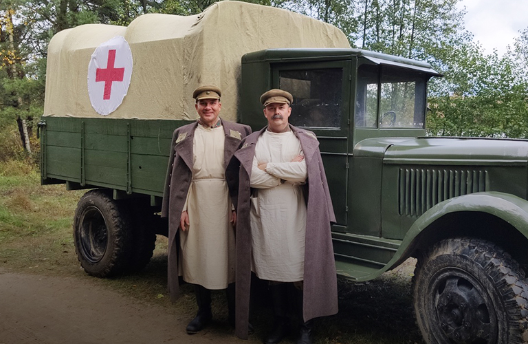 Герои иного времени: актеры эпизодов о съемках в мини-сериале «Птица счастья»