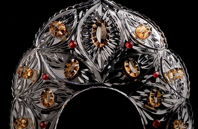 Бокалы-неваляшки, кокошники и символы самоизоляции из хрусталя