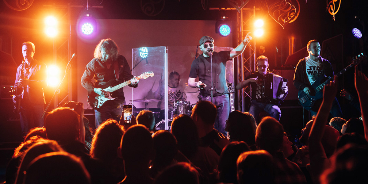 Концерт группы «Рекорд Оркестр»: неожиданное начало и новые песни