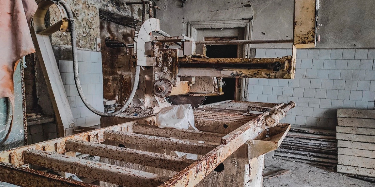 Заброшка на Дюках: покинутый цех с камнерезными станками