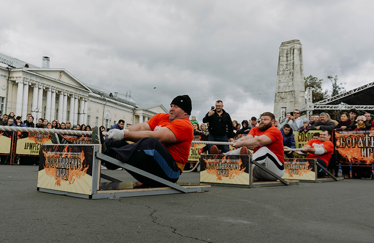 Экстрим на Соборной: «пощечины» для женщин и трак-пул машин весом 7 тонн