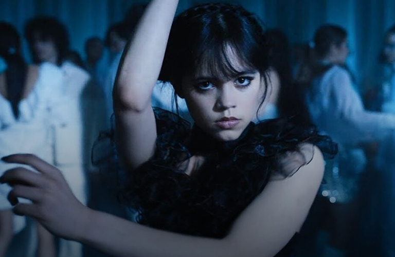 Жители Владимира повторили мрачный танец Уэнсдэй из нашумевшего сериала