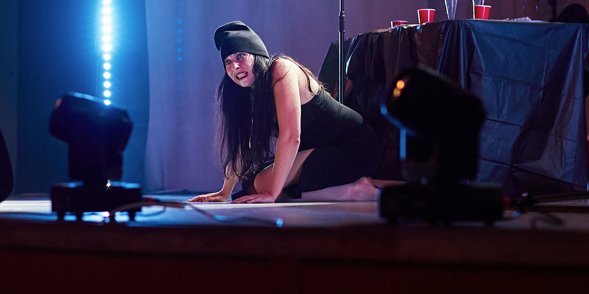 Час отчаяния на грани помешательства, а потом освобождение. «Человеческий голос» Валерии Емельяновой