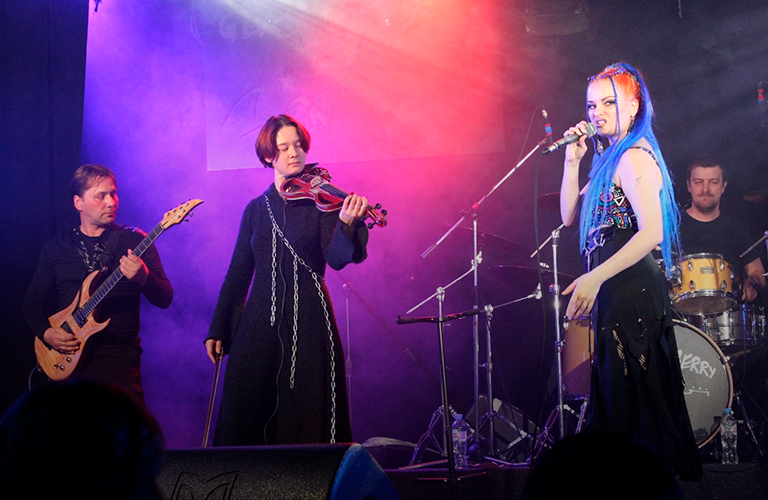 «Было сложно не подпевать!» Юлия Покачалова про съемки в сериале о группе «Король и Шут»