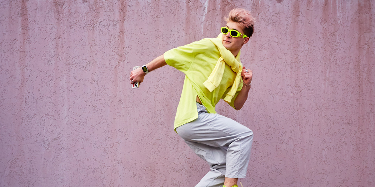 Очки Versace за 16 тысяч и коллекция побрякушек официанта с волосами цвета «фламинго»