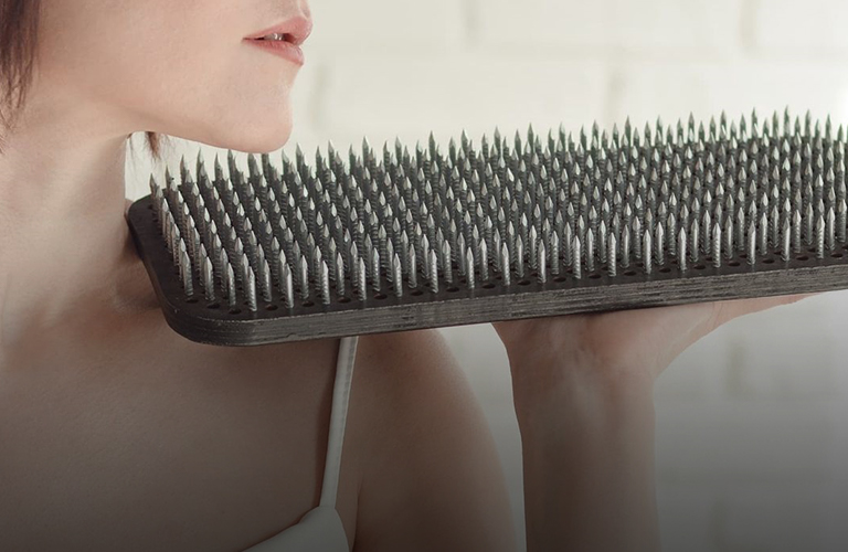 «Нежно ставлю, усаживаю, укладываю»: владимирский гвоздетерапевт о целебных свойствах боли