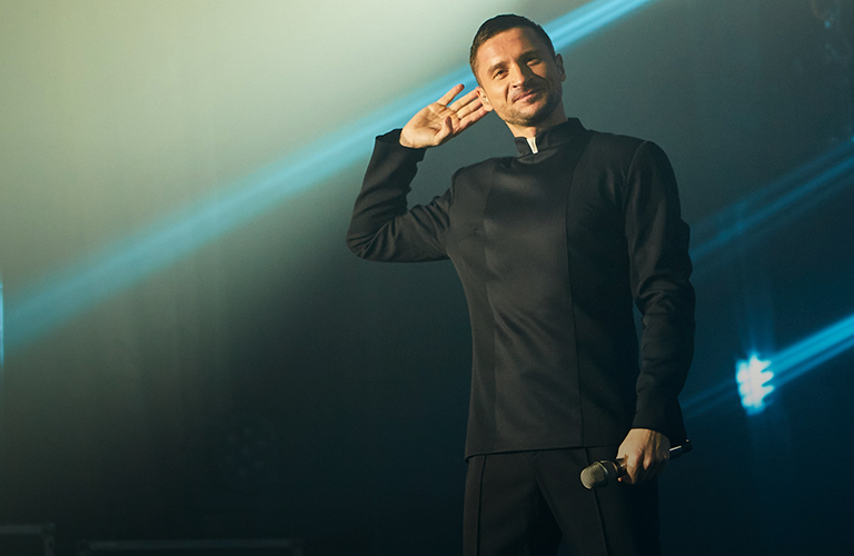 «Вспоминай обо мне, Владимир!» Поклонницы устроили Сергею Лазареву горячий прием