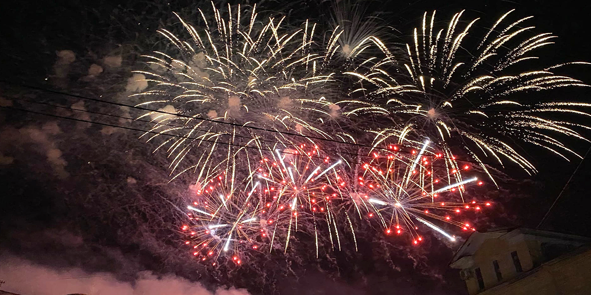 Салют и море ярких красок: муромский День города завершился фестивалем фейерверков 