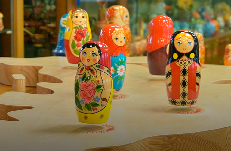 В Суздале изготовили матрешек, которые левитируют над картой России