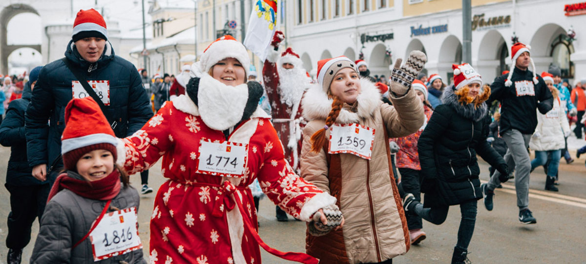 Со спасательным кругом и автоматом! Самые креативные Деды Морозы на забеге