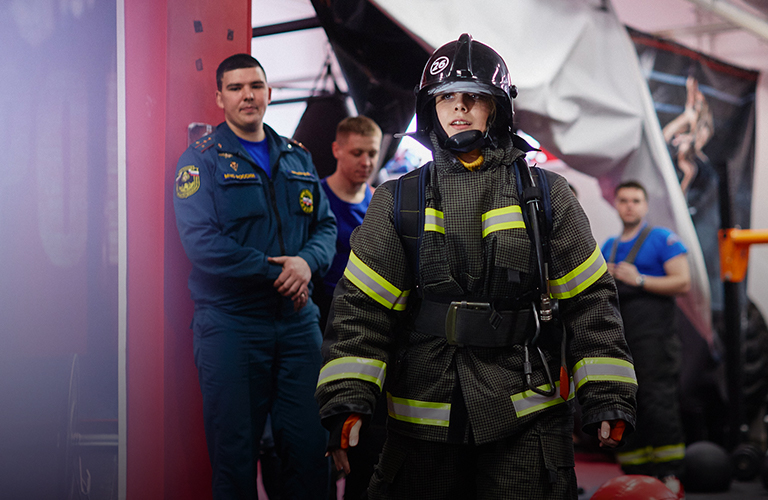 В маске и при полном обмундировании. Осваиваем пожарный кроссфит в 30-килограммовой экипировке