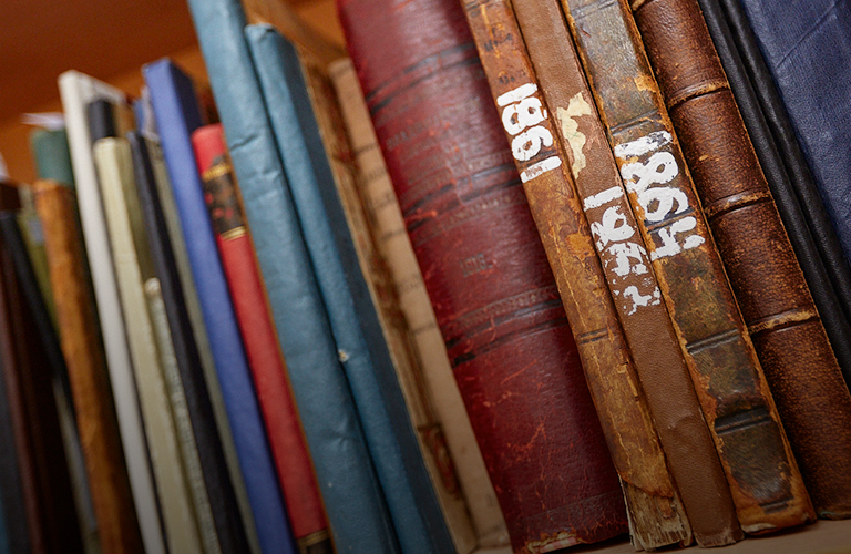 «Выменял на последний костюм». Владимирский коллекционер собрал уникальный фонд из книг, газет и рукописей
