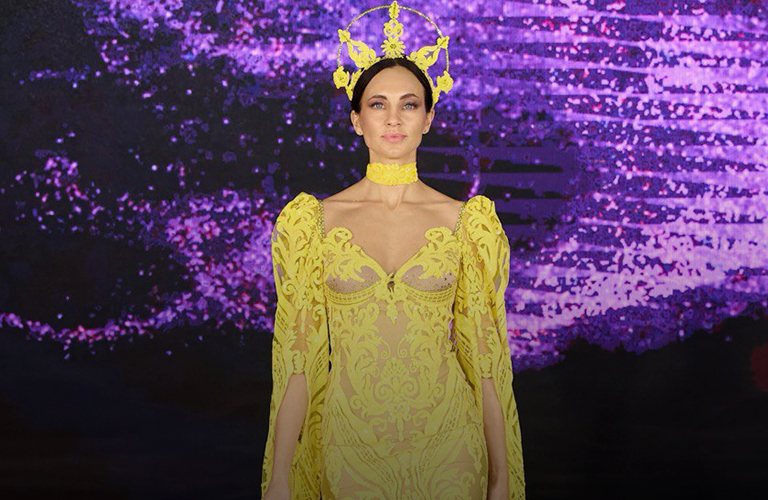 Кружева и рукава-лебеди: сказочный образ владимирской красавицы на Неделе моды в Москве