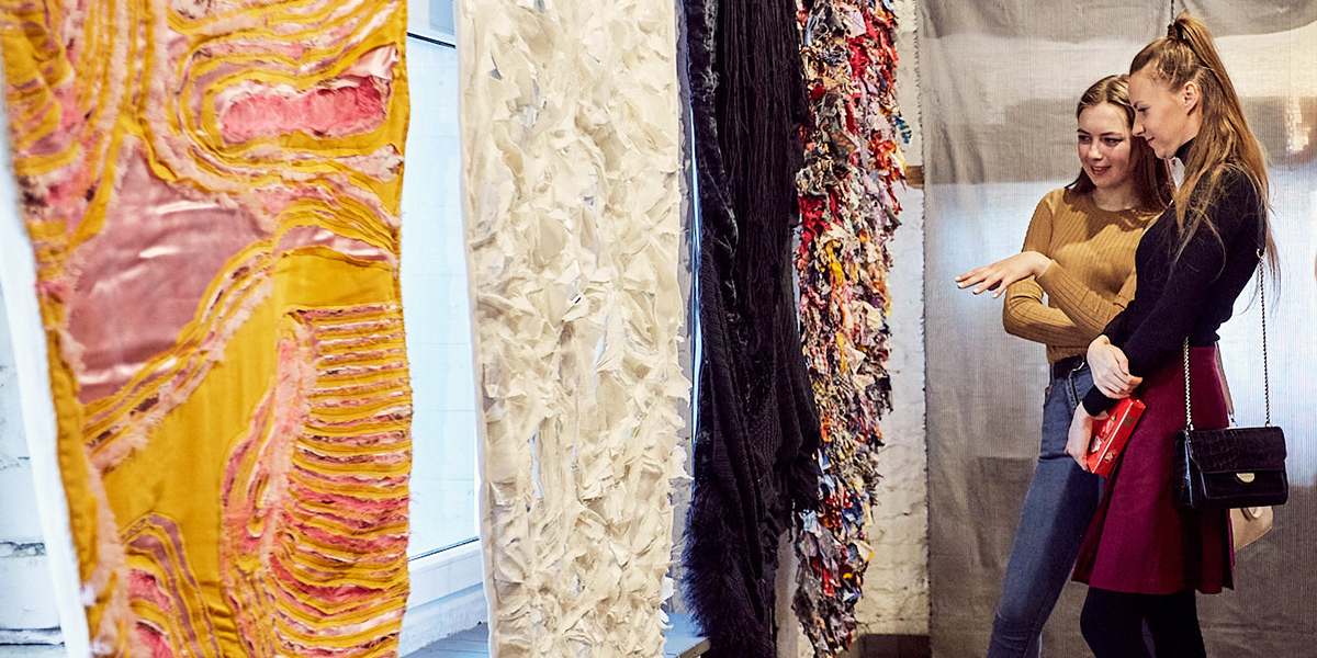 Салфетки-флаги, скатерть с застывшими тенями – атрибуты «Невозможного застолья» во Владимире