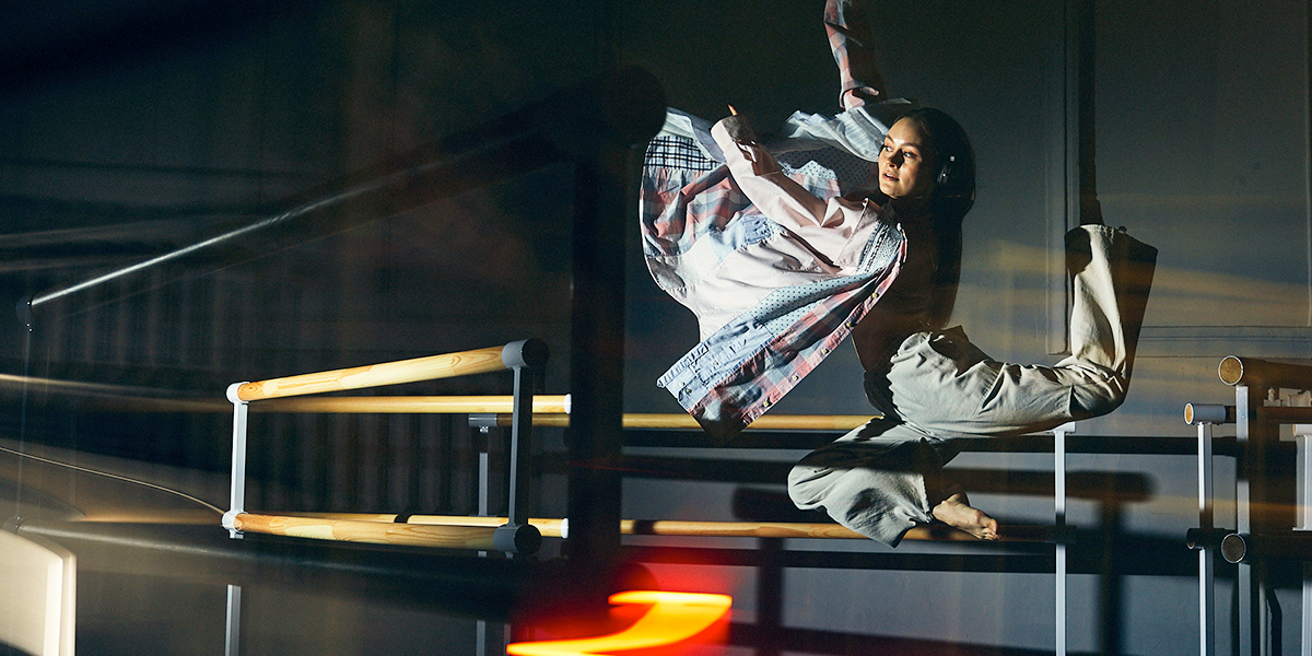 Полет фантазии в образах владимирского хореографа — от рубашки оверсайз до платья в пол