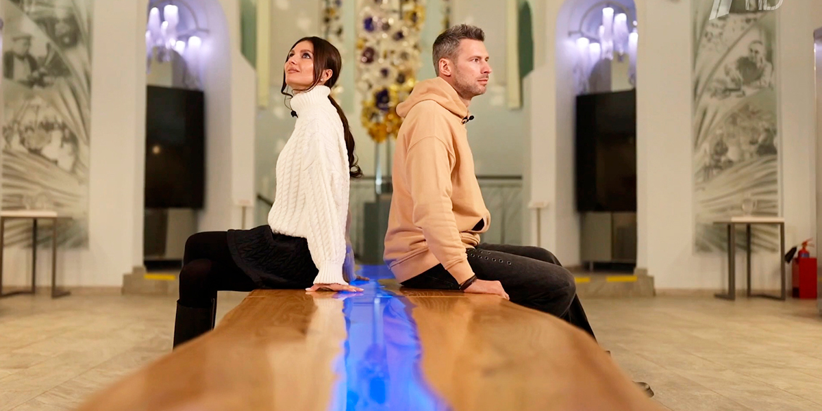 Бокалы из уранового стекла и футбол в надувной сфере. Чем Владимир удивил ведущих шоу «Поехали!»