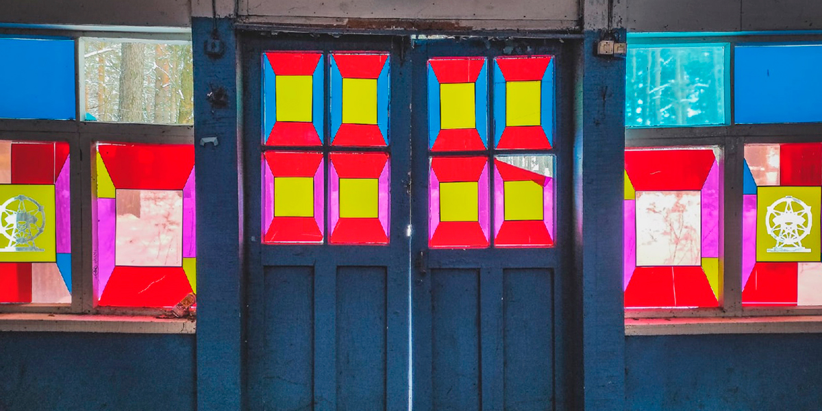 Уцелевшие витражи и нетронутая библиотека. Как выглядит покинутый пионерлагерь «Чайка»?