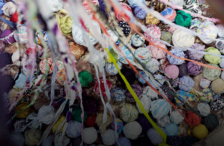 Вязаная ракета и другие экспонаты в доме, который превратился в большую инсталляцию