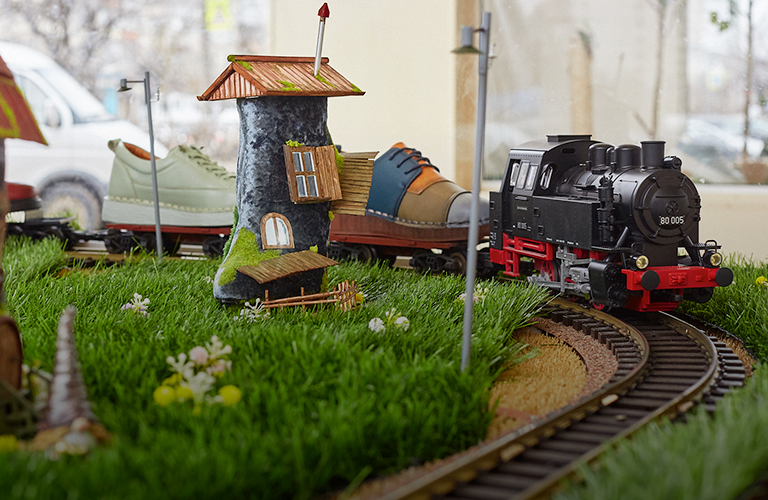 Следующая станция — обувной рай! Во Владимире появилась экспозиция с железной дорогой и сказочным городком