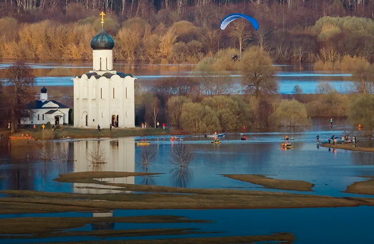 Сапы и байдарки в Боголюбове: заливной луг у Покрова на Нерли превратился в «маленькую Венецию»