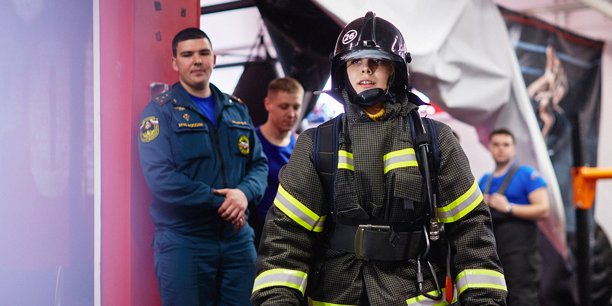 В маске и при полном обмундировании. Осваиваем пожарный кроссфит в 30-килограммовой экипировке