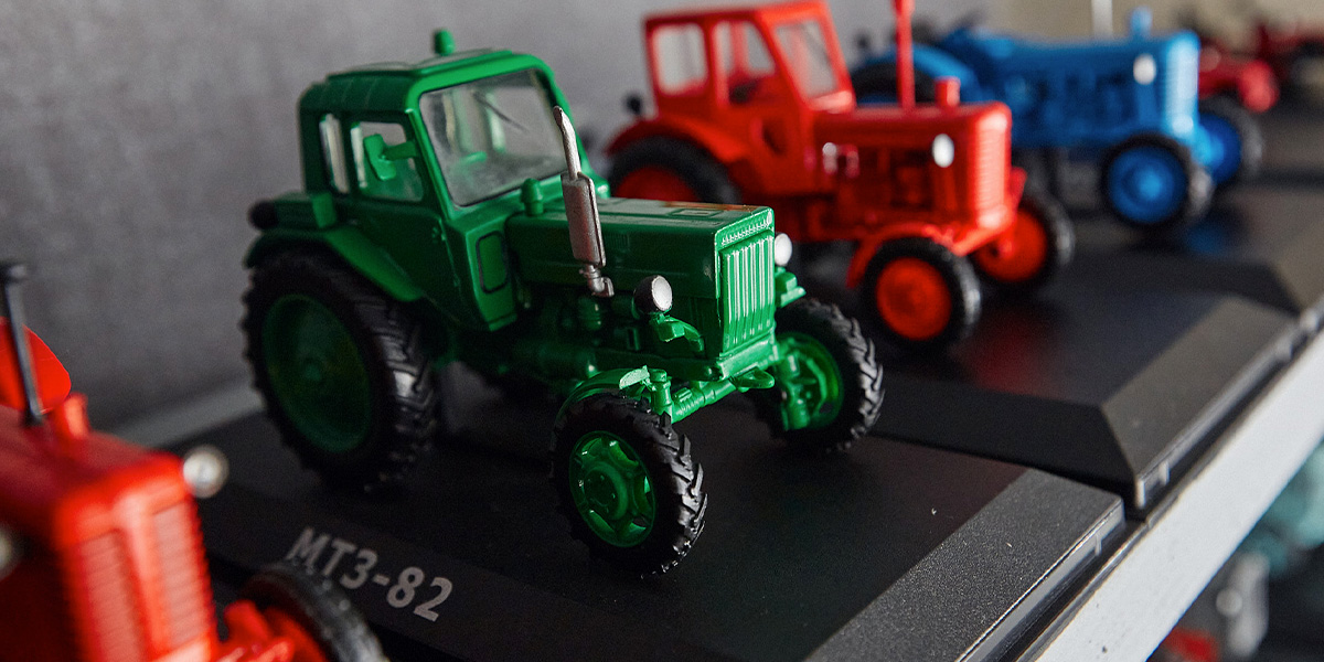 Владимирец собрал уникальную коллекцию из 140 разноцветных моделей тракторов со всего мира