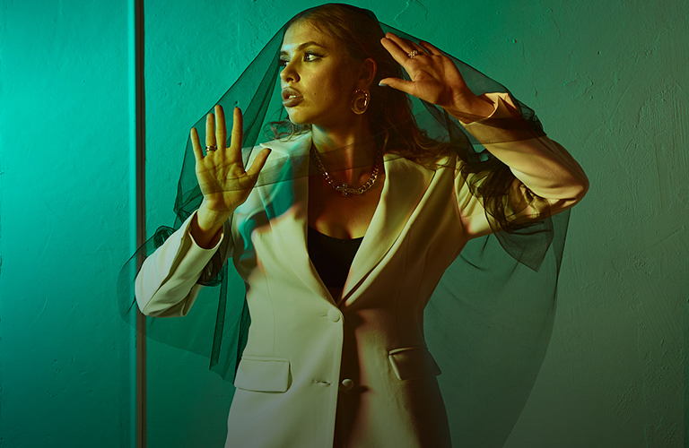 Пугающе просто: собираем look на Хэллоуин из базовых вещей