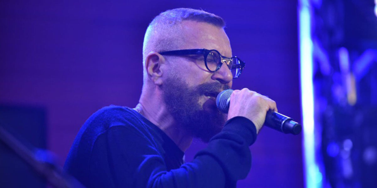 Наш бизнесмен познакомился с известным поющим миллиардером