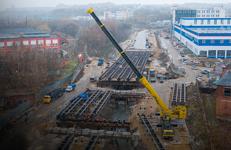 Трассу на Суздаль расширят до четырех полос, а на мосту через Рпень уже укладывают балки