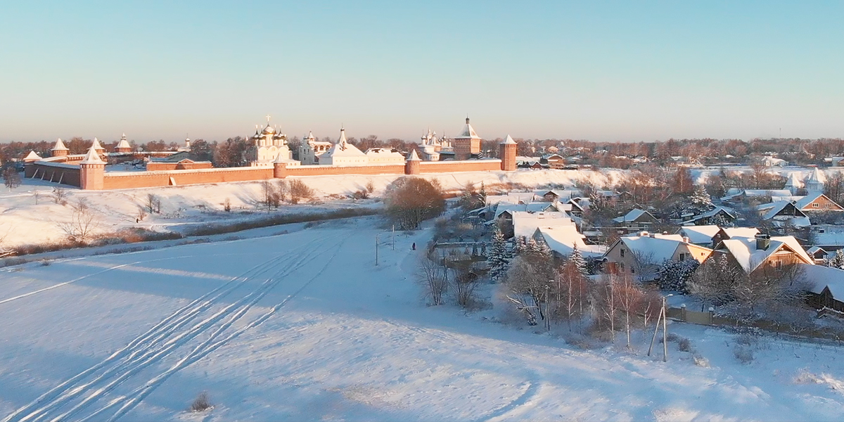 Блогер из Владимира взорвала соцсети видео о Суздале и съемках фильма «Чародеи»