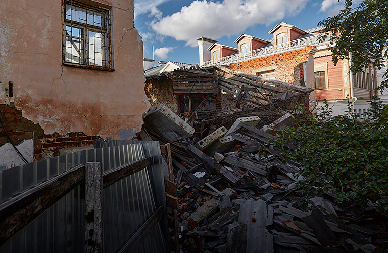 Рухнувшие дома, обветшалые ограды, аварийные лестницы: темные пятна на репутации исторического центра