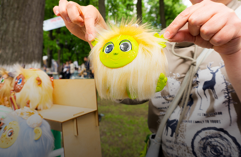 Пряничные поп-иты и вязаные Хагги Вагги: интересные находки на юбилейном фестивале рукоделия