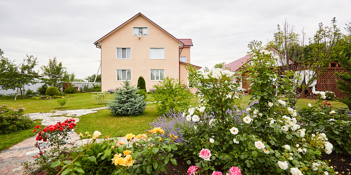 Трехэтажный загородный дом с чудесным садом и бассейном владимирской богини сладостей