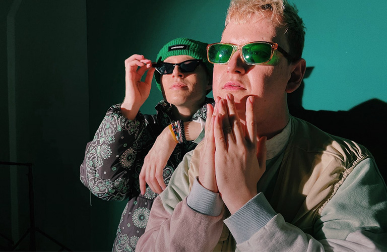 «При работе с текстами безграмотность не мешает»: как двоечник по русскому стал рэпером дуэта BLESSWOOD 