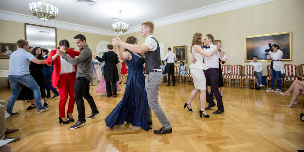 Владимирские студенты устроили в музее костюмированный бал