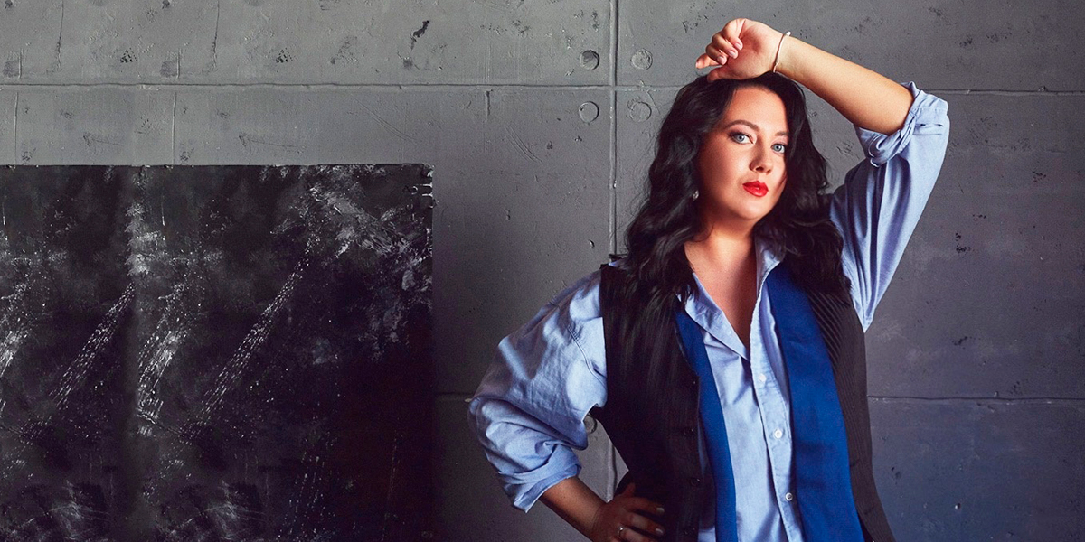 Коллаборация ярких акцентов и делового стиля в нарядах лауреата конкурса «Педагог года» Юлии Шелль