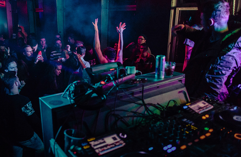 Голые танцы и горы битого стекла: клубный вышибала о ночной жизни владимирцев