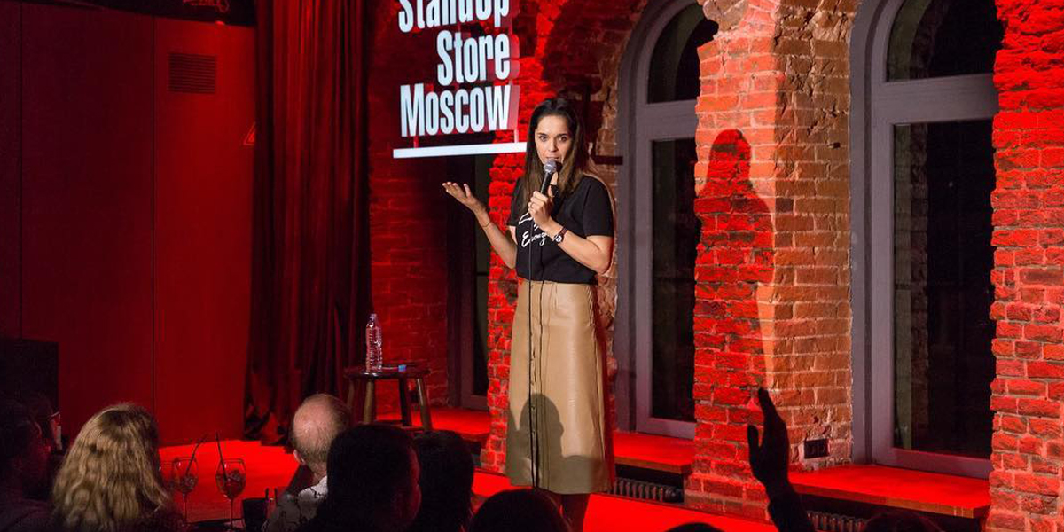 Ахмедова выступила во Владимире без лифчика, а Лебедев спрятал кольцо для Бузовой в щуку