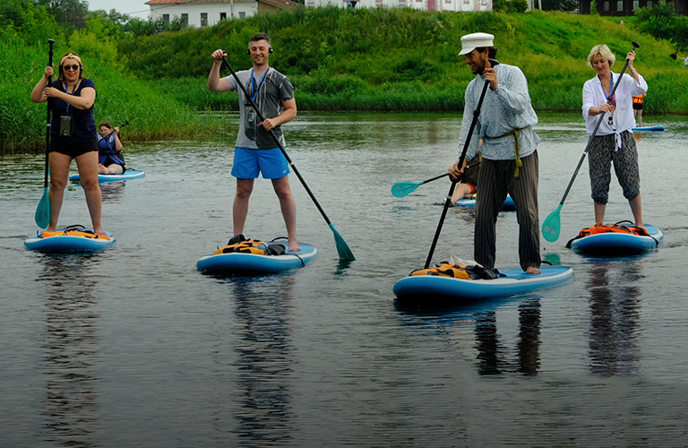 Лучший гид России встал на сапборд — в Суздале запустили новый формат экскурсий