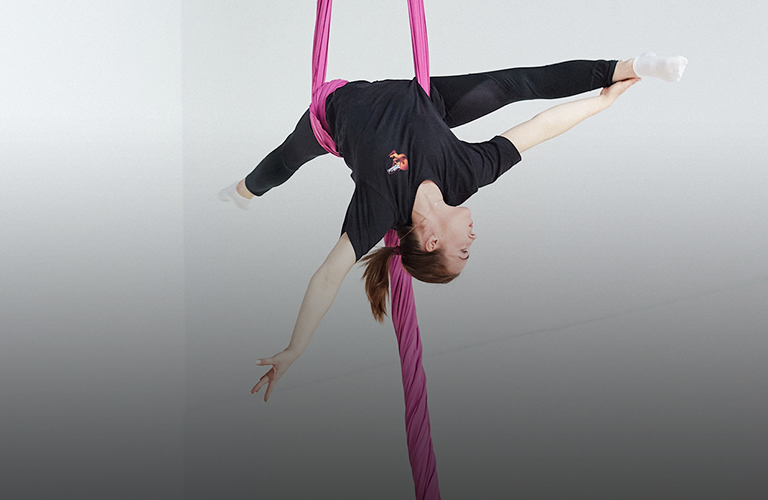 Порхающие «на шторах»: будни, тренировки и победы юных воздушных гимнасток