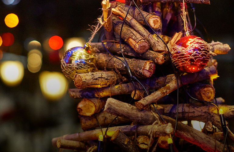 Ёлки из палок, пожарных шлангов и манекенов: подборка креативных новогодних красавиц