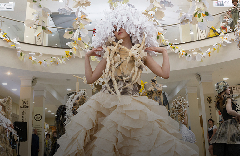 Порхали как нимфы! Выставку платьев из бумаги с экопринтами во Владимире открыл яркий показ коллекции