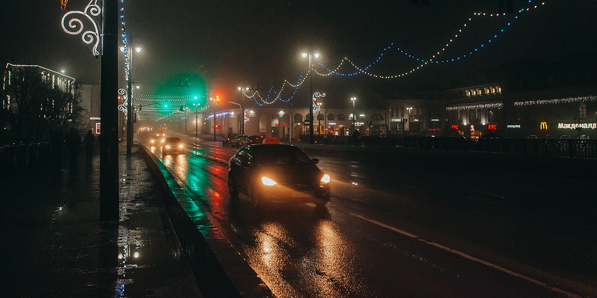 Туманный декабрь: нуарные снимки городских улиц 