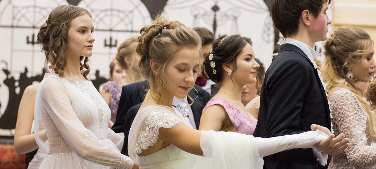 Танцы в костюмах прошлой эпохи, или Пушкинский бал в современной интерпретации